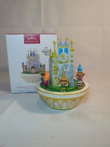 Ornamento Hallmark '24 CROCIERA PIÙ FELICE CHE ABBIA MAI NAVIGATO DISNEY È UN PICCOLO MONDO - Foto 1 di 8