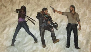 McFarlane Toys Walking Dead 10'' & 5" Deluxe Lot Figuren Vigilante & Survivor - Bild 1 von 19