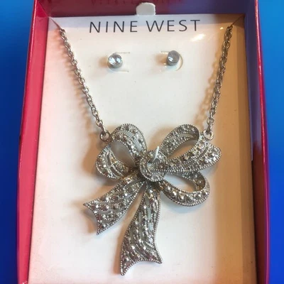 Conjunto de colar e brincos perfurados Nine West prata tonificada com strass - Imagem 1 de 3