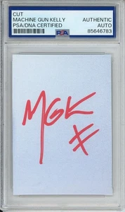 Copertina FIRMATA Machine Gun Kelly Americana foto card taglio PSA DNA COA autografata - Foto 1 di 2