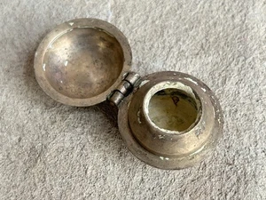 RARA VECCHIA SCATOLA VINTAGE MUGHAL PERIODO OPPIO TABACCO BRONZO/OTTONE MASSICCIO - Foto 1 di 14