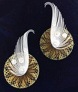Vintage 50's W GERMANY Modernist plastic Flower Feather rhinestone EARRINGS clip - Picture 1 of 5