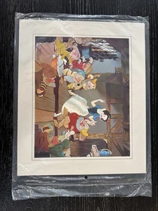 Impresión artística en papel aluminio de Walt Disney “Blancanieves y 7 enanitos” 8”x10” con tapete, nueva - sellada - Imagen 1 de 5