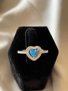 Anillo pequeño de plata esterlina con circonita cúbica de ópalo creado en laboratorio con corazón azul talla 9 - Imagen 1 de 9