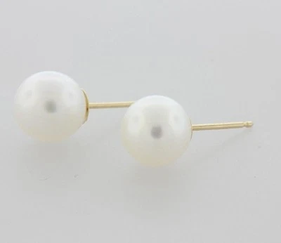 Aretes de perlas de agua salada de 7,3 mm con poste de oro amarillo de 14K Foto 1 de 4