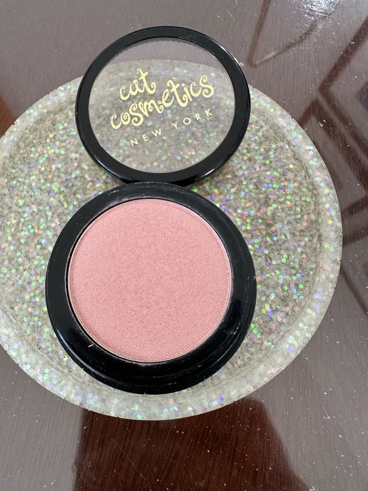 Cosméticos para gatos rubor melocotón cálido con un ligero brillo 💄🦋👜👛 Foto 1 de 4