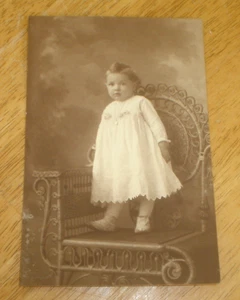 Antica foto super carina bambina bianco e nero 4" x 6" - Foto 1 di 2