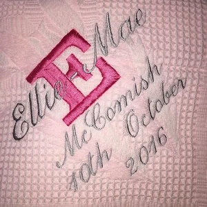 Chal rosa bordado personalizado con nombre inicial y fecha de nacimiento cumpleaños - Imagen 1 de 1