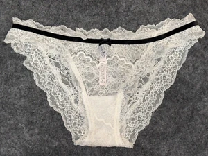 VICTORIA'S SECRET DREAM ANGELS M Coconut White Lace Cheekini Panty Black Trim - Picture 1 of 3