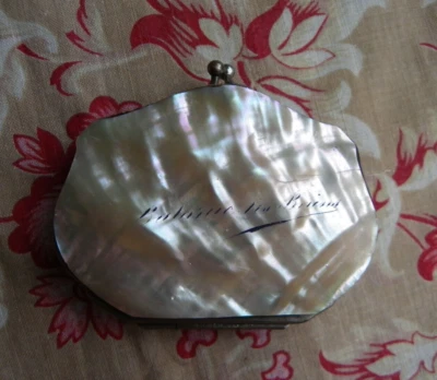 ANCIEN PORTE-LOUIS EN NACRE À SOUFFLETS - SOUVENIR DE BALARUC LES BAINS - Photo 1/4