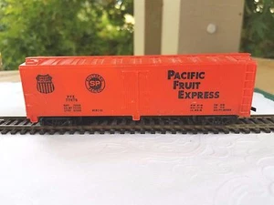 Vintage HO Scale MANTUA  Pacific Fruit Express PEE 77678 Box Car - Picture 1 of 7