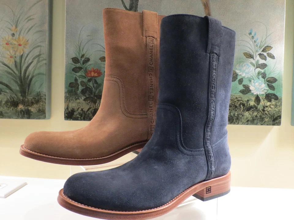 NWB WOMENS AUTHENTIC CHANEL SUEDE MID CALF BOOTS NAVY OR CAMEL 41/11 $1850.00 — 第 1/1 张图片