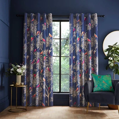 Par de cortinas de terciopelo con ojales forrados Sara Miller Smokey Birds en azul - 66 x 72" Foto 1 de 4