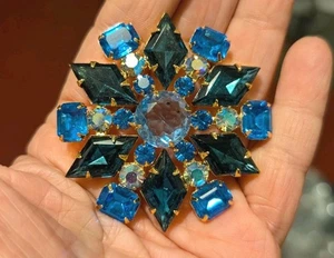 Royal blue beveled flower brooch - Picture 1 of 3