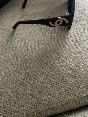 GAFAS DE SOL CHANEL NEGRAS Y DORADAS CON LOGO CC Foto 1 de 4