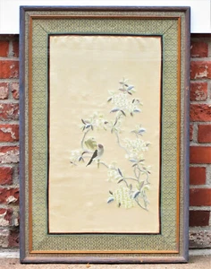 Antike chinesische Seidenstickerei mit Vögeln & weißen Blumen - Bild 1 von 12