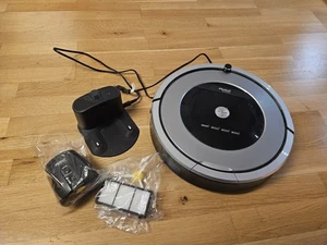 iRobot Roomba 886 Staubsaugerroboter mit Ladestation Virtual Wall - Bild 1 von 10