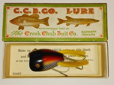 Creek Chub Bait Co. Surface Dingbat Scarce White Scale EX+ in box No. 5425 - Image 1 of 4
