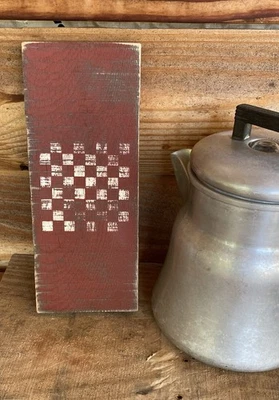 Tablero de ajedrez rústico pintado pequeño color rojo y crema hecho primitivo Foto 1 de 4