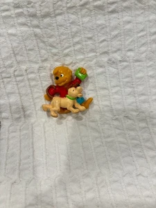 Vintage Berenstain Bären BRUDER BÄR mit Hund & Buch PVC Figur Applaus - Bild 1 von 9