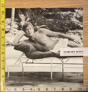Roger Moore sitzend im Sessel 1972 Szene Buch Foto - Bild 1 von 1