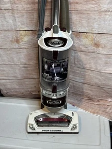 Aspirapolvere verticale professionale rotante Shark NV501 - Foto 1 di 4
