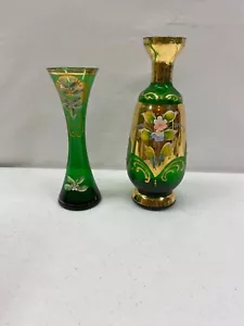 Zwei Vintage grüne Glasvasen - goldfarbenes Blumendesign - böhmisch - handbemalt - Bild 1 von 20