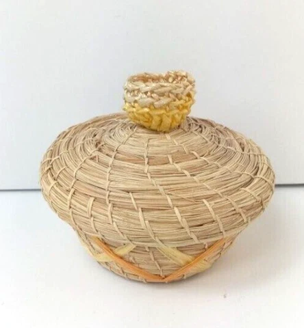 Small Round Woven Pine Needle Basket with Lid Cover