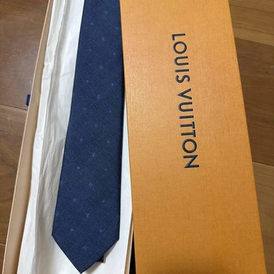 路易威登海军蓝丝绸领带 100% 未使用 — 第 1/3 张图片