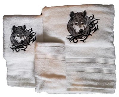 Juego de toallas de baño bordadas gris lobo sobre blanco lavarse a mano Foto 1 de 2
