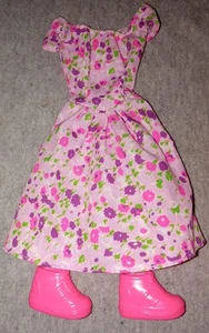 Vestido floral Barbie de colección con zapatos de tenis de caña alta rosa - Imagen 1 de 3