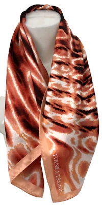 Cachecol Ivanka Trump feminino moda coral pêssego quadrado estampa safári 33 x 33 - Imagem 1 de 4