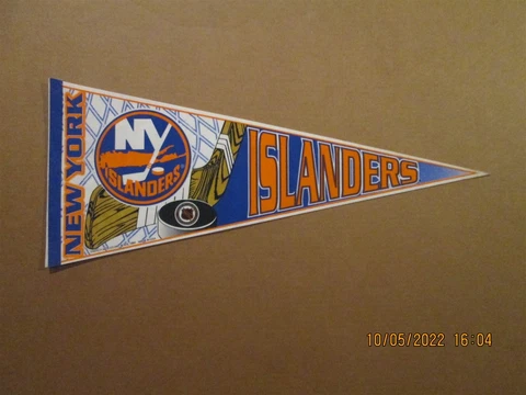NHL New York Islanders Vintage 1994 Stick & Puck Team Logo Hockey Pennant Cover