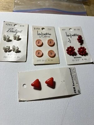 Vintage Red Bows Triangle Flowers Bakelite Buttons On Card Lot - Image 1 of 4