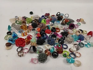 Mixed Lot of 100+ Vintage Retro Resin Plastic Fashion Rings Joblot - Picture 1 of 8