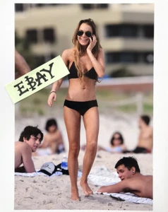 LINDSAY LOHAN photo 8x10 Leggy Legs Bare Belly Button Feet Toes Bikini Camel Toe - Picture 1 of 1