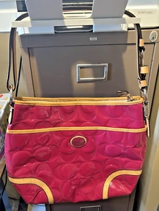 Bolso Hobo Rosa COACH F20022 Peyton Charol Repujado - Imagen 1 de 9