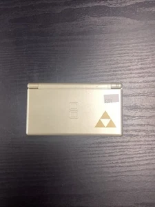 Nintendo DS Lite Legend of Zelda: Phantom Hourglass goldfarbenes Handheld-System - Bild 1 von 3