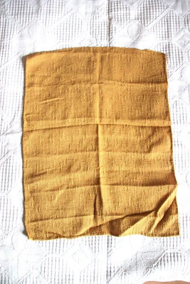 Coupon de soie jaune. 56 x 43 cm - Photo 1/4