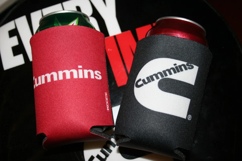 Porta latas de refresco de cerveza Cummins Coolie rojo negro diésel Huggie Koozie Coozie Foto 1 de 1