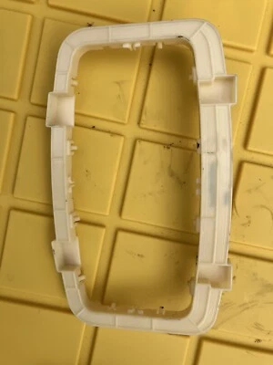 КРОНШТЕЙН ЛАМПЫ ДЛЯ ЧТЕНИЯ КАРТЫ ВЕРХНЕГО КУПОЛА NISSAN 370Z ОТ ОРИГИНАЛЬНОГО ПРОИЗВОДИТЕЛЯ 2009–2020 годов - Изображение 1 из 4