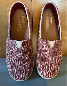 TOMS Shoes Slip On Classic Style Red Geometric Textured Burgundy W6.5 - Picture 1 of 6