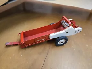Vintage Tru-Scale Manure Spreader with metal beaters Farm Toy IH Farmall Red - Picture 1 of 8