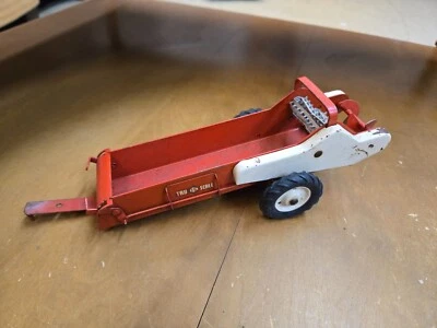 Vintage Tru-Scale Manure Spreader with metal beaters Farm Toy IH Farmall Red - Image 1 of 4