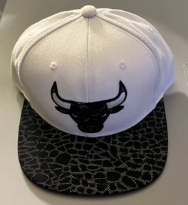 SELTEN! Vintage Mitchell & Ness Chicago Bulls schwarz & weiß Druckknopflasche Mütze NEU! Neu mit Etikett! - Bild 1 von 7