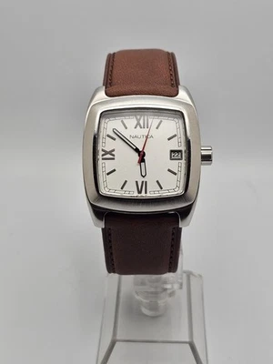 Reloj Nautica Hombre Fecha Cuadrado Tono Plateado Inoxidable NO7575 Nueva Correa Cuero Marrón Foto 1 de 4