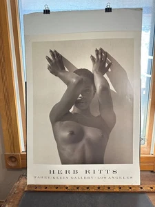 Póster 1988 Herb Ritts "Naomi con los brazos levantados" Fahey/Klein Gallery Lost Angeles - Imagen 1 de 18