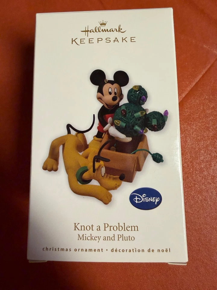 Ornamento Disney HALLMARK Mickey & Pluto "Knot a Problem" **Lembrança** - Imagem 1 de 1