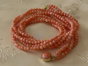 Vintage natürliche rosa Koralle Perlen Halskette 3 Stränge mit Koralle Cabochon Verschluss - Bild 1 von 9