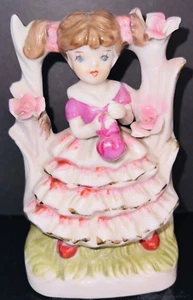 Viktorianisches Mädchen antike Figur gerüschtes Kleid unter blumigem Gitter Porzellan - Bild 1 von 8